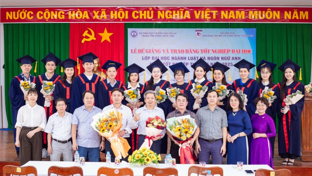 Lễ bế giảng và trao bằng tốt nghiệp của Viện Đào tạo mở và CNTT – ĐH Huế